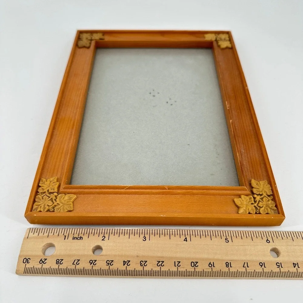 Wooden Photo 5x7 Frame with Ornate Corner Accents Tabletop Display Stand